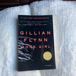 Gone Girl by Gillian Flynn - Black Cover